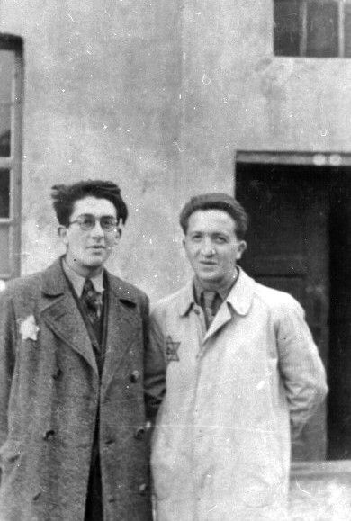 The photographer Mendel Grosman and his friend Kubiczek in the Lodz ghetto.
